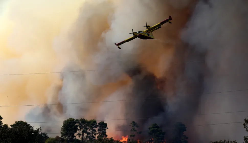 Zerava, 14.08.2026. - Jo&scaron; traje ga&scaron;enje požara otvorenog prostora koji je izbio oko 15 sati između Žerave i Ninskih Stanova, Foto HINA/Zvonko KUCELIN