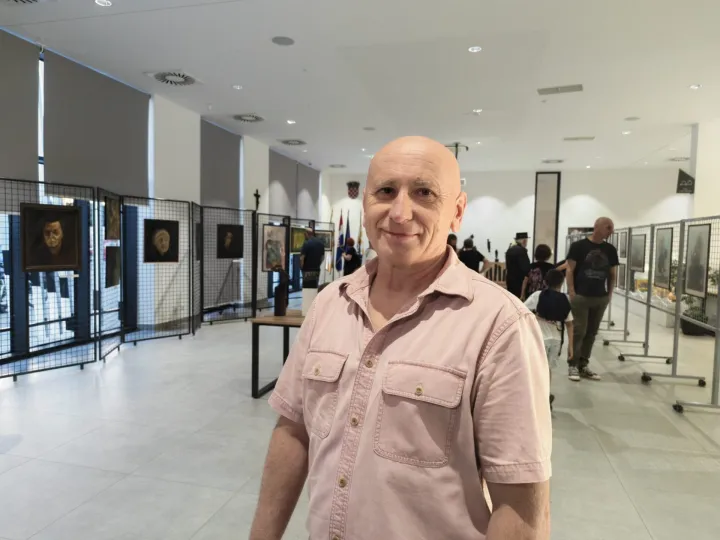 VINKOVCIU predvorju Gradske knjižnice i čitaonice Vinkovci otvorena je izložba "Boje & ritmovi: ono &scaron;to nas veže" dvojca koje Vinkovčani poznaju kao glazbenike jo&scaron; iz 70-ih i 80-ih godina pro&scaron;log stoljeća - Želimira Ivkovića i Željka Mikulića - Korozije. Izloženim skulpturama i slikama pokazali su i svoju drugu umjetničku stranu &ndash; onu koja se izražava kroz boju i oblik.KOLOVOZ 2026.Željko Mikulić - Korozija