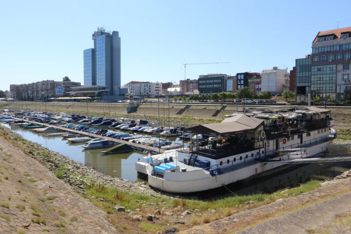 Osijek, 10. 08. 2'026, Zimska luka. Gotovo naukani brod Bijela lađa, i čamci u Zimskoj luci. Ekstremno nizak vodostaj na rijeci Dravi, gotovo svakodnevno se obaraju povjesni rekordi....slobdonjak, ilustracija.snimio GOJKO MITIĆ