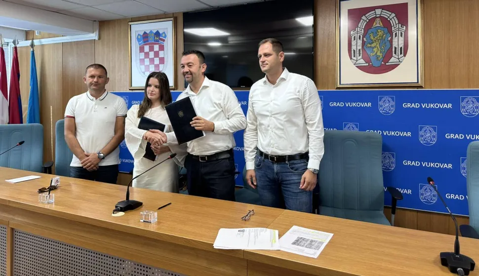 VUKOVARNakon nedavno potpisanog ugovora za pojačano održavanje prometnica u gradskoj četvrti Lužac, u gradskoj su upravi u četvrtak potpisani ugovori za izvođenje radova na Dugoj ulici i Ulici Petra Preradovića, ukupne vrijednosti gotovo 380.000 eura.KOLOVOZ 2026.