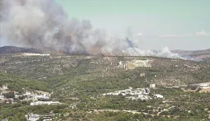 Primo&scaron;ten, 20.08.2026. - Požar na otvorenom prostoru izbio je u četvrtak na lokaciji Primo&scaron;ten Burnji, a u ga&scaron;enju sudjeluju 24 vatrogasca s 10 vozila te tri protupožarna zrakoplova, izvijestila je Hrvatska vatrogasna zajednica (HVZ). foto HINA/ HVZ/ tm