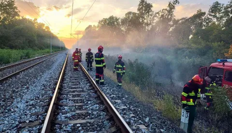 Duž pruge Vinkovci-Tovarnik tijekom kasnih poslijepodnevnih sati u četvrtak do&scaron;lo je do vi&scaron;e požara zbog čega je njome i prekinut promet, a tajnik Stožera Civilne za&scaron;tite Vukovarsko-srijemske županije Ivan Kubiček istaknuo je da su sve raspoložive snage vatrogasaca upućene na teren.
