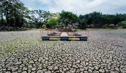 (FILES) View of a dock at the dried lake of the Peace Park in San Jose, on May 14, 2019. The lake was affected by droughts produced by El Nino phenomenon of 2019. There is an 80-percent chance of the warming El Nino phenomenon developing between June and August, increasing the risk of extreme weather events, the World Meteorological Organization said on June 2, 2026. (Photo by Ezequiel BECERRA/AFP)