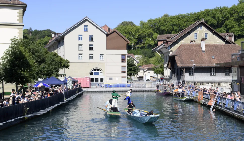 epa06852546 Participants fight for fame and glory at the first Schifferstechen, stabbing of the societies and guilds of the Burgergemeinde Bern and the Aare Club Matte Bern (Acmb), in Bern, Switzerland, 30 June 2018. Boat stabbing is a dexterity competition modelled on medieval knight games. EPA/ANTHONY ANEX