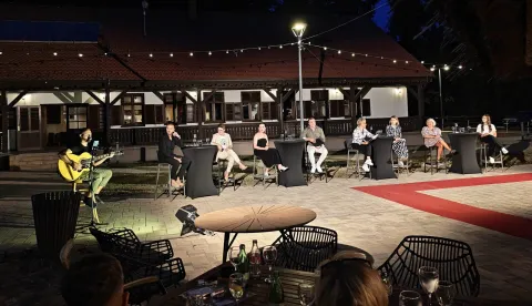 VINKOVCIU ugodnom, rustikalnom ambijentu &Scaron;okačkog stanu nedaleko od Vinkovaca održana je književna večer "PriPoVijetKa na STANU", u sklopu 1. festiVala Kulture na uliCI, u organizaciji Kulturnog centra Vinkovci. Večer je okupila lokalne autore različitih književnih interesa, uz program koji je povezao poeziju, prozu, dramu i glazbu.kolovoz 2026.