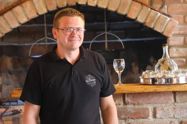 VINKOVCIU sklopu Mederije Ferbežar u Vinkovcima svečano je otvoreno agroturističko izleti&scaron;te Mali podrum, novi prostor obitelji Ferbežar posvećen domaćim okusima, pčelarskoj tradiciji i slavonskom gostoprimstvu.kolovoz 2026.