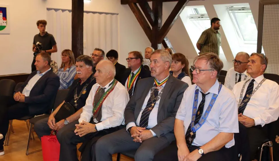 NA&Scaron;ICEU povijesnom ambijentu Dvorca Pejačević u Na&scaron;icama u petak je održan stručni panel Europskog vinskog vite&scaron;kog reda posvećen gra&scaron;evini &ndash; najvažnijoj, najrasprostranjenijoj i trži&scaron;no najutjecajnijoj bijeloj vinskoj sorti u Hrvatskoj.kolovoz 2026.