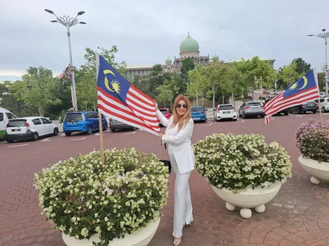 MAGAZIN INA MALEZ9IJA KUALA LUMPUR