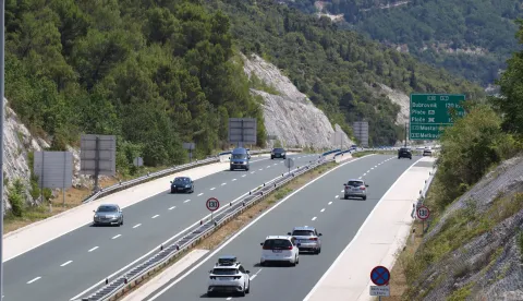 Vrgorac, 25.7.2026.- Promet je poja?an na va?nijim cestovnim pravcima u smjeru juga, osobito na autocestama A1 Zagreb-Split-Dubrovnik i A2 Zagreb-Macelj, pri ?emu se stvaraju kolone u zonama naplatnih postaja, ?vorova, tunela i odmori?ta te na ve?ini grani?nih prijelaza, izvijestio je HAK u subotu. Na slici autocesta kod Vrgorca. foto HINA/ Jure DIVI?/ ua