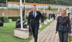 Đurmanec, 22.08.2026. - U Donjem Maclju u subotu je održana komemoracija i posljednji ispraćaj 500 hrvatskih žrtava čiji su posmrtni ostaci ekshumirani i preuzeti iz grobnica na području Republike Slovenije, a nazočio im je i potpredsjednik Vlade i ministar hrvatskih branitelja Tomo Medved. Na fotografiji Ivan Penava. foto HINA/ Sini&scaron;a KALAJDŽIJA/ tm