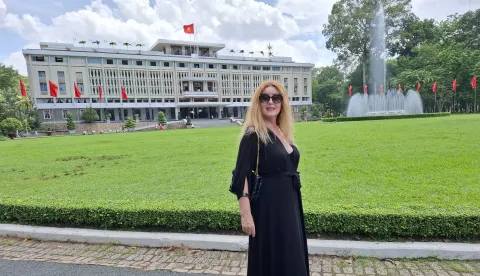 MAGAZIN INAIna_Stasevic_ispred_Palace_ponovnog_ujedinjena_u_Ho_Chi_MInhu_