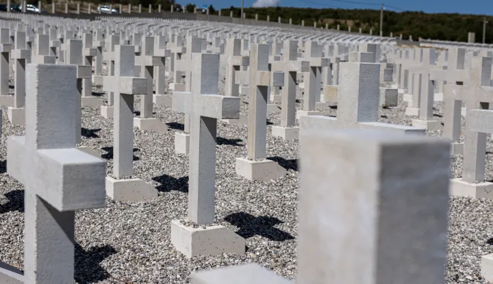 22.08.2026. Mostar, Bosna I Hercegovina, Veliki broj vjernika i politickih duznosnika okupio se u subotu, 22. kolovoza, na Groblju mira na Bilima. Uprilicen je prigodan komemorativni program i sveta misa zadusnica povodom Europskog dana sjecanja na zrtve svih totalitarnih rezima. Photo: Denis Kapetanovic/PIXSELL