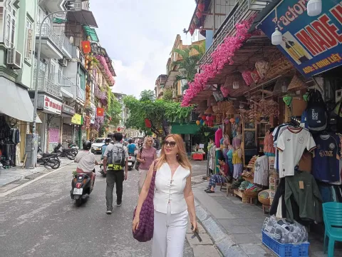 MAGAZIN INA Ina_Stasevic_u_jednoj_od_gradskih_ulica_u_Hanoi