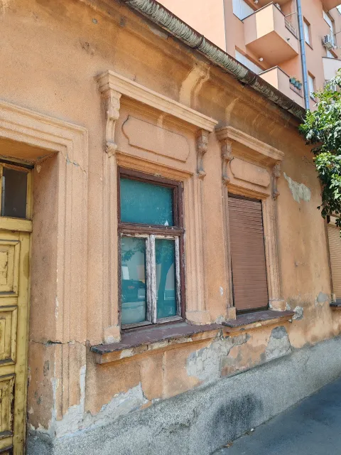 OSIJEK - Kuća FriedmannNa parnoj, zapadnoj, strani Rokove ulice nalazi se stara prizemna kuća koja na pročelju nosi vidljive odlike historicističkog stila.kolovoz 2026.