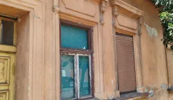 OSIJEK - Kuća FriedmannNa parnoj, zapadnoj, strani Rokove ulice nalazi se stara prizemna kuća koja na pročelju nosi vidljive odlike historicističkog stila.kolovoz 2026.