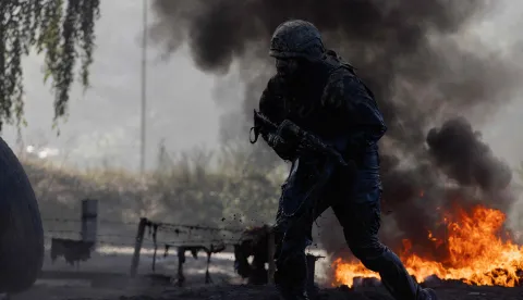 A Ukrainian serviceman of the Air Assault Forces participates in a training to earn a maroon (dark burgundy) beret in an undisclosed location on August 14, 2026, amid the Russian invasion of Ukraine. The maroon beret is an official headgear of a dark burgundy color that serves as an international symbol of paratroopers. In Ukraine, is part of the uniform of servicemen in the of the Air Assault Forces of the Armed Forces of Ukraine. (Photo by Tetiana DZHAFAROVA/AFP)