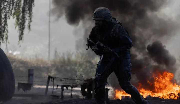 A Ukrainian serviceman of the Air Assault Forces participates in a training to earn a maroon (dark burgundy) beret in an undisclosed location on August 14, 2026, amid the Russian invasion of Ukraine. The maroon beret is an official headgear of a dark burgundy color that serves as an international symbol of paratroopers. In Ukraine, is part of the uniform of servicemen in the of the Air Assault Forces of the Armed Forces of Ukraine. (Photo by Tetiana DZHAFAROVA/AFP)