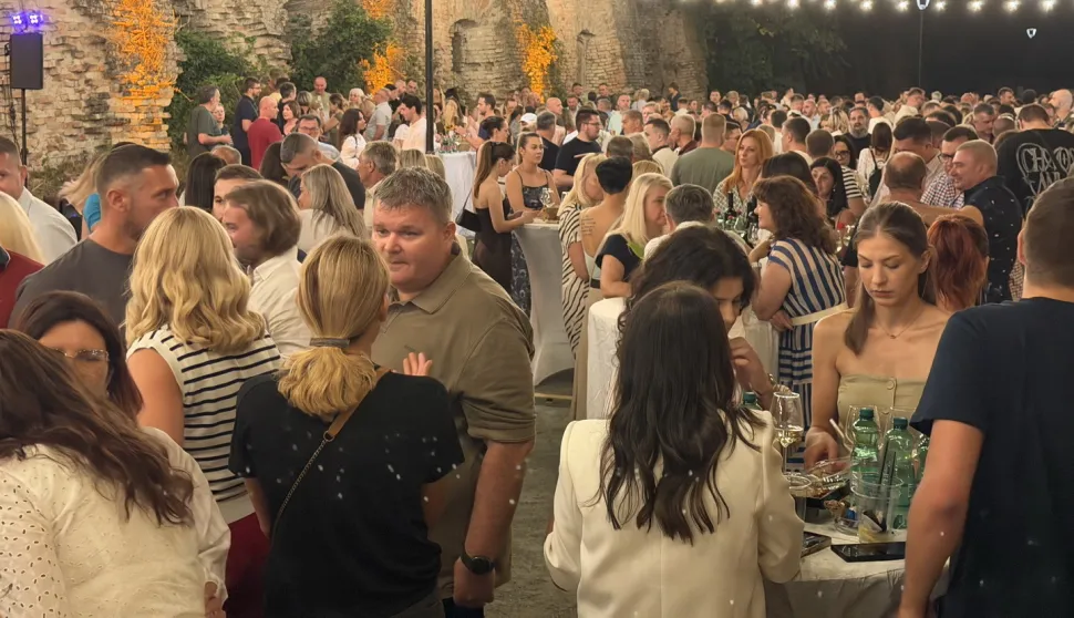 Vino, glazba i sjajna atmosfera obilježili zavr&scaron;nu večer Brodskog vinskog festivala2026.