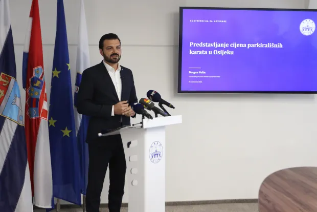 Osijek, 24. 08. 2026, Kuhačeva 9, Gradsko poglavarstvo. Predstavljanje cijena parkirali&scaron;nih karata u Osijeku. Dogradonačelnk, Dragan Vulin.snimio GOJKO MITIĆ
