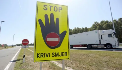snimio Davor KIBEL,Osijek, 25.08.2015. Reportaa sa autoceste, autoput, stajalite, odmorite, benzinska pumpa, A3, Novska sjever, stop krivi smjer