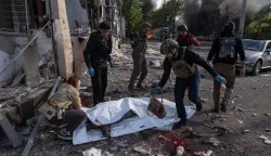 EDITORS NOTE: Graphic content/This handout photograph taken and released on May 5, 2026 by the press service of the 93rd Kholodnyi Yar Separate Mechanized Brigade of the Ukrainian Ground Forces shows people gathered next to a victim of a Russian air attack wrapped in a plastic sheet in Kramatorsk, eastern Donetsk region, amid the Russian invasion of Ukraine. Russian attacks killed 21 people in cities across Ukraine on May 5, 2026, as President Volodymyr Zelensky condemned Moscow's "utter cynicism" for launching deadly strikes while seeking a truce to stage its May 9 patriotic parade. The attacks, hitting the cities of Zaporizhzhia, Kramatorsk and Dnipro, came hours before a Ukrainian-suggested ceasefire. (Photo by IRYNA RYBAKOVA/The 93rd Kholodnyi Yar Separate/AFP)/RESTRICTED TO EDITORIAL USE - MANDATORY CREDIT "AFP PHOTO/IRYNA RYBAKOVA/PRESS SERVICE OF THE 93RD KHOLODNYI YAR SEPARATE MECHANIZED BRIGADE" - NO MARKETING NO ADVERTISING CAMPAIGNS - DISTRIBUTED AS A SERVICE TO CLIENTS