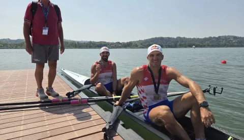 Varese, 01.08.2026. - Hrvatski olimpijci braća Valent i Martin Sinković osvojili su u subotu brončanu medalju u dvojcu na pariće na Europskom prvenstvu koje se održava u Vareseu. Braća Sinković su u finalu dvojca na pariće zauzeli treće mjesto s vremenom 6:08.35. Srpska posada koju čine Martin Mačković i Nikolaj Pimenov osvojila je zlato s vremenom 6:04.45, dok su srebro osvojili &Scaron;panjolci Caetano Xose Horta Pombo i Rodrigo Romero (6:06.22). foto HINA/ PRiredba Studio/ ml