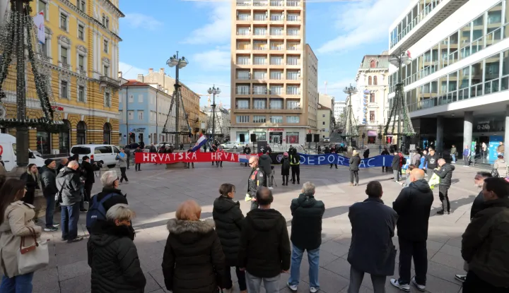 29.11.2025., Rijeka - Prosvjed "Spsimo hrvatsku kulturu", u organizaciji Udruge za bolju Hrvatsku. Ronaldo Barisic govori pred nekoliko gradjana. Photo: Goran Kovacic/PIXSELL