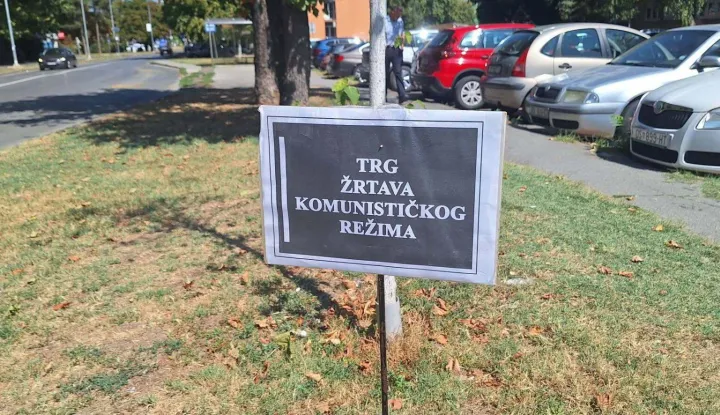 HSP OBŽ obilježio Europski dan sjećanja na žrtve svih totalitarnih i autoritarnih režima postavljanjem ploče s natpisom "Trg žrtava komunističkog režima" u Svačićevoj ulici u Osijeku