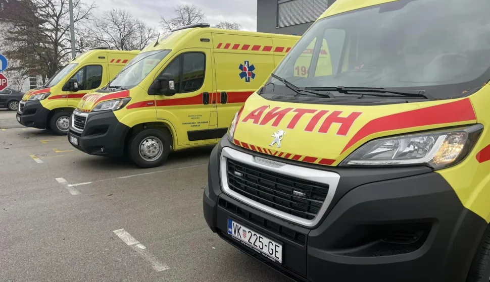 Zavod za hitnu medicinu Vukovarsko-srijemske županije može se pohvaliti da ima, za razliku od mnogih dijelova Hrvatske, dovoljan broj liječnika koji pokrivaju cijelu županiju. Potvrdio je to ravnatelj Zavoda Mladen Karlić dodav&scaron;i kako su u posljednjih godinu i pol dana zaposlili 14 liječnika.kolovoz 2026.Vinkovci - hitna, vozila