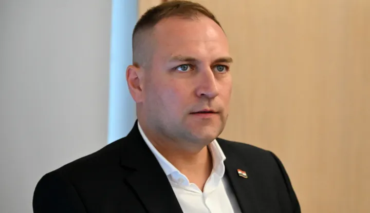 Vukovar, 27.07.2026. - U zgradi Vukovarsko-srijemske županije potpredsjednik Vlade Republike Hrvatske i ministar poljoprivrede, &scaron;umarstva i ribarstva David Vlajčić održao je sastanak s predstavnicima Vukovarsko-srijemske županije i jedinica lokalne samouprave na temu aktualne epidemiolo&scaron;ke situacije te daljnje aktivnosti za sprječavanje, kontrolu i iskorjenjivanje afričke svinjske kuge (ASK) u Republici Hrvatskoj. foto HINA/Gordan Panić