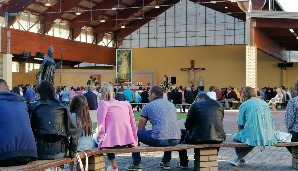 Crkva na otvorenom u Župi Mučeni&scaron;tva sv. Ivana Krstiteljasnimila Marija Le&scaron;ić Omerović