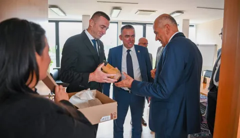 Predsjednik Povjerenstva za utvrđivanje sudbine žrtava zločinapočinjenih nakon Drugog svjetskog rata i potpredsjednik Hrvatskog saboraIvan Penava u pratnji saborskog zastupnika te zamjenika predsjednikaDomovinskog pokreta Stipe Mlinarića sastao se u Ljubljani spredsjednikom Vlade Republike Slovenije Janezom Jan&scaron;om, prof. dr. sc.Mitjom Ferencom predsjednikom Komisije Vlade Republike Slovenije zarje&scaron;avanje pitanja prikrivenih grobi&scaron;ta i suradnicima na temuistraživanja masovne grobnice u Teznom kod Maribora i povrata posmrtnihostataka hrvatskih žrtava u domovinu.