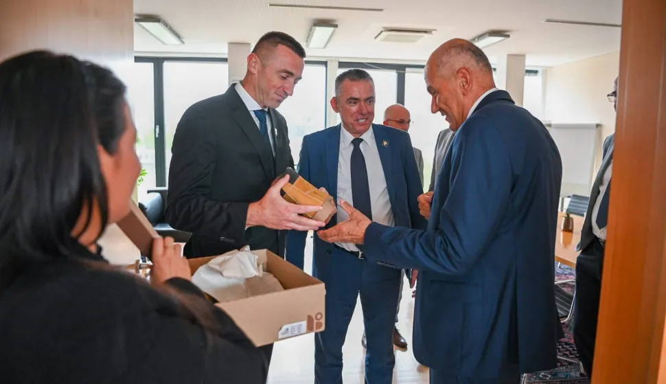 Predsjednik Povjerenstva za utvrđivanje sudbine žrtava zločinapočinjenih nakon Drugog svjetskog rata i potpredsjednik Hrvatskog saboraIvan Penava u pratnji saborskog zastupnika te zamjenika predsjednikaDomovinskog pokreta Stipe Mlinarića sastao se u Ljubljani spredsjednikom Vlade Republike Slovenije Janezom Jan&scaron;om, prof. dr. sc.Mitjom Ferencom predsjednikom Komisije Vlade Republike Slovenije zarje&scaron;avanje pitanja prikrivenih grobi&scaron;ta i suradnicima na temuistraživanja masovne grobnice u Teznom kod Maribora i povrata posmrtnihostataka hrvatskih žrtava u domovinu.