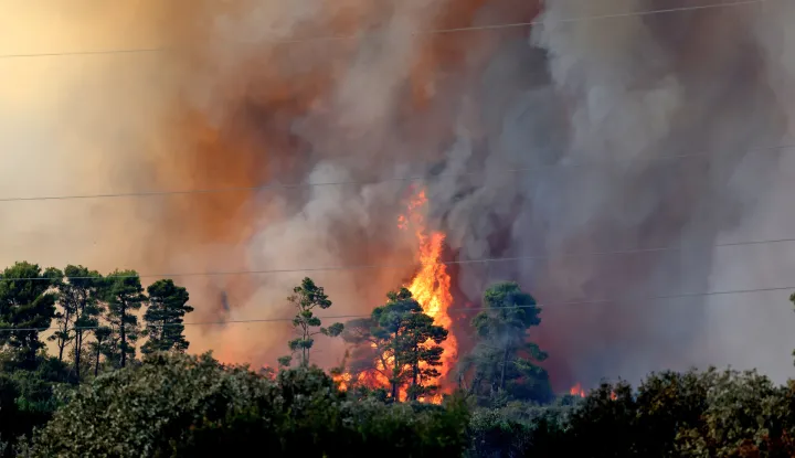 Zerava, 14.08.2026. - Jo&scaron; traje ga&scaron;enje požara otvorenog prostora koji je izbio oko 15 sati između Žerave i Ninskih Stanova, Foto HINA/Zvonko KUCELIN