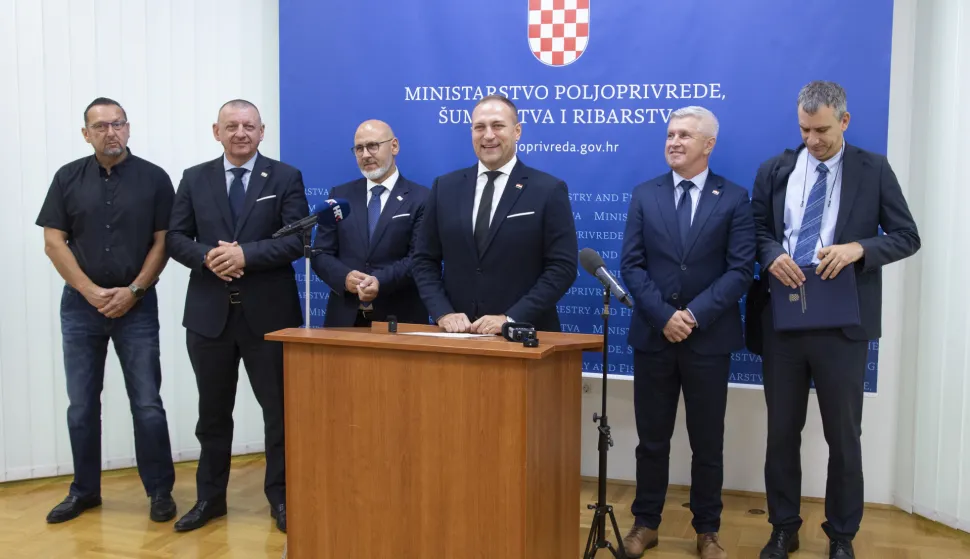 Zagreb, 26.08.2026. - Potpredsjednik Vlade i ministar poljoprivrede, &scaron;umarstva i ribarstva David Vlajčić na konferenciji za medije je predstavio tri prijedloga akta prije upućivanja u proceduru javnog savjetovanja: Odluku o prostornom i vremenskom ograničenju ribolovnog napora kod obavljanja gospodarskog ribolova na moru okružujućom mrežom plivaricom &ndash; srdelarom; Program o izmjenama i dopunama Programa potpore za proizvođače &scaron;ećerne repe za razdoblje od 2023. do 2027. godine i Pravilnik o provedbi Programa potpora skupinama proizvođača za izradu ili izmjenu specifikacije za za&scaron;tićene oznake izvornosti, za&scaron;tićene oznake zemljopisnog podrijetla i zajamčeno tradicionalne specijalitete za poljoprivredne i prehrambene proizvode u 2026. godini.foto HINA/ Sa&scaron;a KOLJAN/ sk