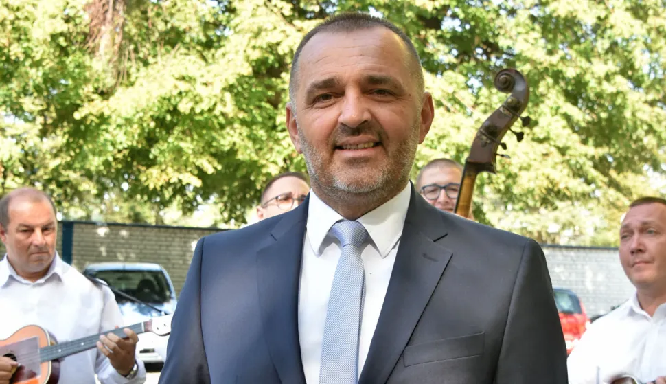 slavonija...zupanja...23.08.2024.kulturni centar ivana hermana; povodom dana grada odrzana svecana sjednica gradskog vijeca i dodjela javnih priznanja zasluznima; na fotki - damir juzbasic, gradonacelnik zupanje;foto Gordan Panić