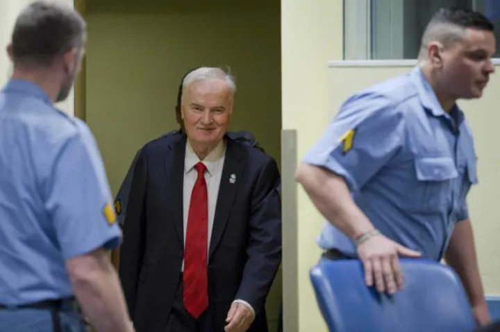 epa06343506 Bosnian Serb military chief Ratko Mladic (C) enters the Yugoslav War Crimes Tribunal for the verdict hearing in his genocide trial, in The Hague, Netherlands, 22 November 2017. Mladic's trial is the last major case for the Netherlands-based tribunal for former Yugoslavia, which was set up in 1993 to prosecute those most responsible for the worst carnage in Europe, since World War II. EPA/PETER DEJONG/POOL