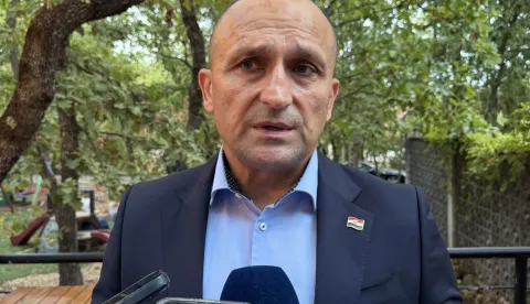 Me?ugorje, 27.8.2026.- Hrvatsko naoru?avanje opravdano je odnosom vlasti iz Beograda koje nisu raskrstile s politikom devedesetih, kao i odnosom prema preminulom ratnom zlo?incu Ratku Mladi?u, ocijenio je u ?etvrtak ministar obrane Ivan Anu?i?. Ministar Anu?i? u Me?ugorju je nazo?io enolo?ko-turisti?kom spektaklu "Bla?". foto HINA/ Zoran Kre?i?/ ua