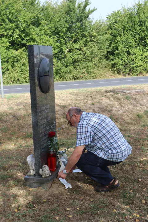 Osijek 28. 08. 2026, Brijest, Tihomri Florijanči, položio vijenac i zapalio svijeće za poginulog snimatelja HRT-a, žarka Kaića, kod spomen obilježja "Posljednji kadar". Počast. odao je i Miroslav Lačanin, kolega i svjedok stradavanjasnimio GOJKO MITIĆ