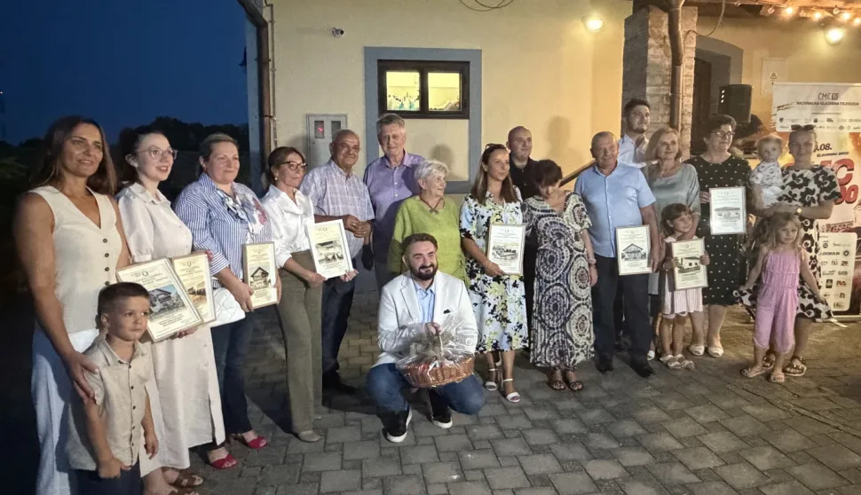 SLAVONSKI BRODNa prigodnoj svečanosti održanoj na terasi Kapelanova stana u Tvrđavi Brod dodijeljene su nagrade najuspje&scaron;nijim sudionicima izbora za najuređenije okućnice, balkone, prozore i ugostiteljske objekte na području Slavonskog Broda te općina Gornja Vrba, Podcrkavlje i Bukovlje. kolovoz 2026.