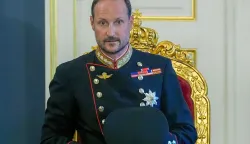 TOPSHOT - King Haakon VIII of Norway sits at the head of the table for an extraordinary cabinet meeting at the Royal Palace, in Oslo on August 28, 2026, following the death of King Harald V of Norway. King Harald V of Norway, who died on August 28, 2026 aged 89, remained a unifying figure in his country until the very end, a pillar of stability amid a string of family scandals that tarnished the final years of his reign. (Photo by Lise ?serud/NTB/AFP)/Norway OUT/ALTERNATIVE CROP