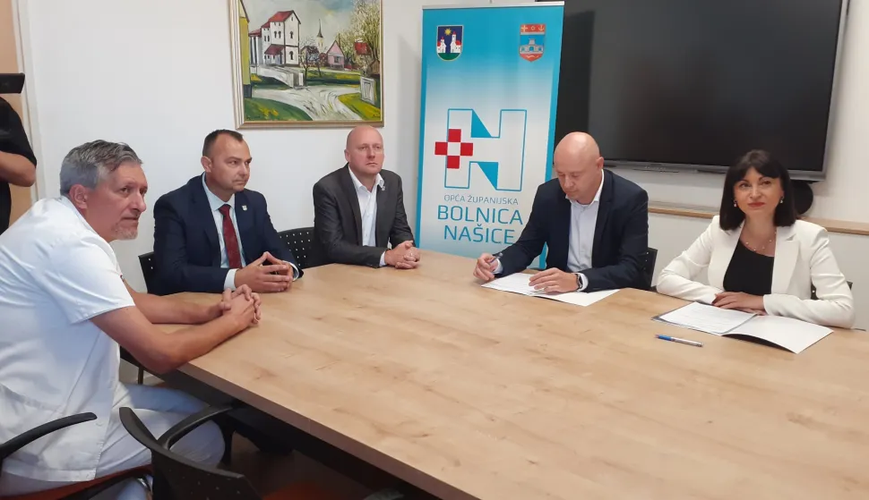 bolnica2. jpg - Potpisivanje ugovora u na&scaron;ičkoj bolnici, snimljeno u kolovozu 2026. Snimila Snježana FRIDLkolovoz 2026.