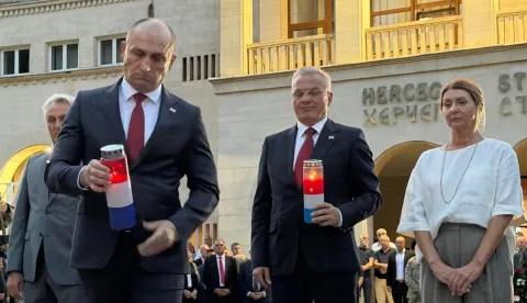 Mostar, 28.8.2026.- 33. obljetnica osnivanja Hrvatske Republike Herceg-Bosne obilje?ena je u petak u mostaru. Na slici potpredsjednik Vlade RH i ministar obrane Ivan Anu?i? tijekom polaganja vijenac i paljenja svije?a poginulim braniteljima u Mostaru.foto HINA/ Zoran Kre?i?/ ua