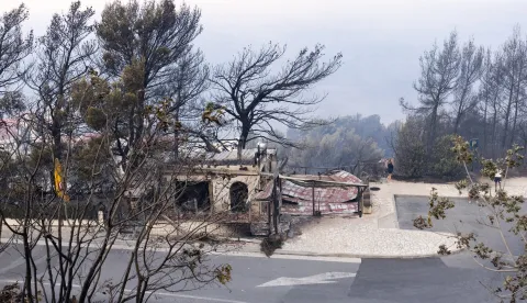 Omi&scaron;, Stanići, Lokva Rogoznica, 14.08.2026. - Požar koji je sinoć planuo u Lokvi Rogoznici pro&scaron;irio se do Omi&scaron;a. U bolnicu je prebačeno preko 20 ozlijeđenih, a nastala je i velika materijalna &scaron;teta.foto HINA/ Miroslav Lelas/ lm