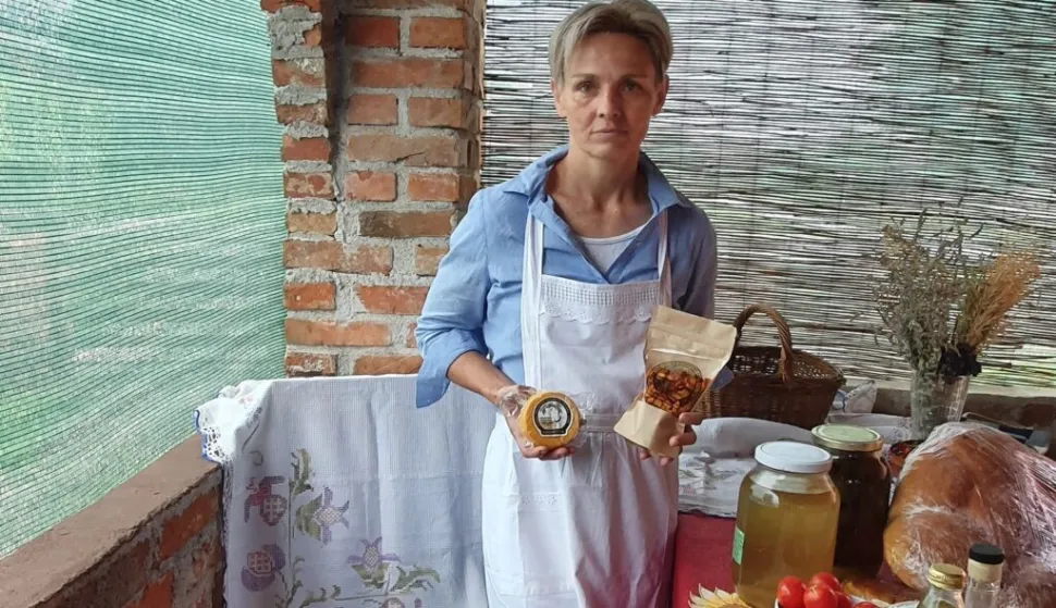 KOMLETINCITatjana Lovrić-Jovanović iz Komletinaca, vlasnica OPG-a za proizvodnju kozjeg mlijeka i sira, na&scaron;la se u Guinnessovoj knjizi rekorda kao jedina predstavnica iz Vukovarsko-srijemske županije kada su njezini sirevi bili izloženi na najvećoj sirnoj plati na svijetu dosad.KOLOVOZ 2026.