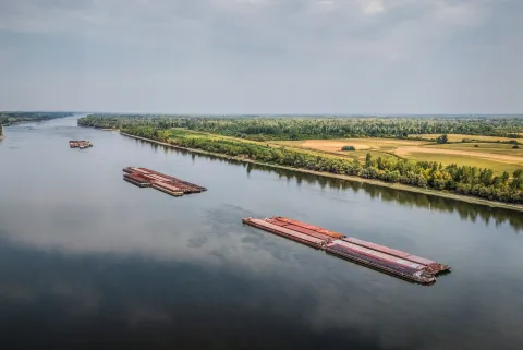 07.08.2026., Sarengrad - Povijesno nizak vodostaj Dunava zaustavio je kruzere i teretne brodove. Na nekim dijelovima te mocne rijeke usred korita izviruje dno. Konvoji s robom zapeli su pred Mohovskim kanalom uzvodno od Iloka. Austrijski i madjarski brodovi puni ugljena, troske i druge robe usidreni su kod Sarengrada blizu Iloka. Mjestani kazu da su ondje vec danima. Photo: David Jerkovic/PIXSELL