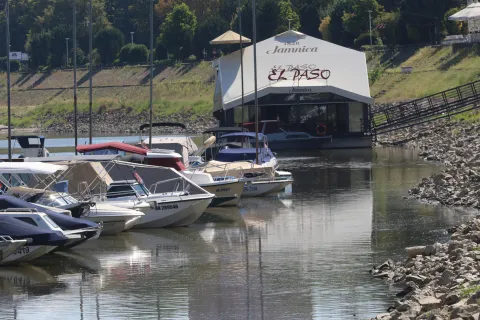 Osijek, 10. 08. 2'026, Zimska luka. Gotovo naukani brod Bijela lađa, i čamci u Zimskoj luci. Ekstremno nizak vodostaj na rijeci Dravi, gotovo svakodnevno se obaraju povjesni rekordi....slobdonjak, ilustracija.snimio GOJKO MITIĆ