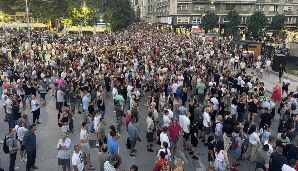 Beograd, 07.07.2025 - Diljem Srbije traje osmi dan gra?anskog neposluha na koji su pozvali studenti poslije masovnog skupa 28. lipnja, prekinutog nasilnom intervencijom policje, a najamsovniji prosjed ve?eras je u U?icu, na zapadu Srbije, gdje su gra?ani sino? po prvi puta probliki policijski kordon, nakon ?ega je privedeno vi?e ljudi. foto HINA/ FoNetZoran?UROVI?/ ik