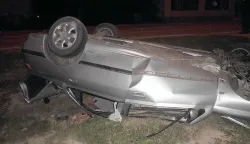 20.5.2012.Prometna nesreća u Ulici kralja Tomislava 20 u Bilju. Izlaskom iz zavoja zabio se u betonski most. Peugeot se pao na krov u kanal. Ozlijeđene vatrogasci vadili iz vozila.Snimila: Sandra LACIĆ------crna2 st color