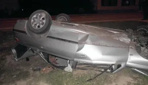 20.5.2012.Prometna nesreća u Ulici kralja Tomislava 20 u Bilju. Izlaskom iz zavoja zabio se u betonski most. Peugeot se pao na krov u kanal. Ozlijeđene vatrogasci vadili iz vozila.Snimila: Sandra LACIĆ------crna2 st color
